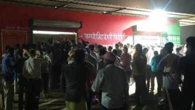 होली पर शराब दुकानों पर उमड़ी भीड़:  पलारी में 1 करोड़ से अधिक का कारोबार हुआ, खरीदारी के लिए घंटों इंतजार - baloda bazar News