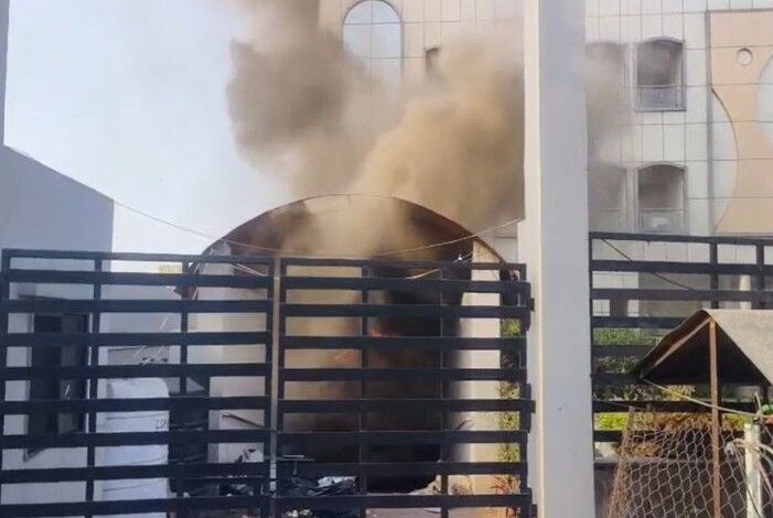 रायपुर के होटल में लगी आग...VIDEO: रॉयल कैसल के स्टोर रूम में भड़की लपटें, फर्स्ट फ्लोर तक पहुंची; फायर ब्रिगेड की टीम ने 2 घंटे में बुझाया - Raipur News