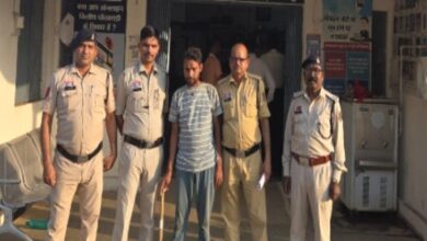 शराब पीने से रोकने पर बेटे ने मां पर हमला-किया:  कुल्हाड़ी से गले पर किया वार, हालत गंभीर, आरोपी बेटा गिरफ्तार - janjgir champa News