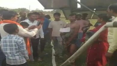 Beaten to half bald: चोरी के शक में युवक का आधा सिर मुंडवाकर पहनाई जूते-चप्पलों की माला, फिर पत्नी के साथ पूरे गांव में घुमाया, 9 गिरफ्तार | Beaten To Half Bald And Garland Of Shoes