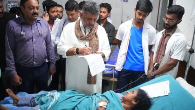 Karnataka: डिप्टी सीएम डीके शिवकुमार ने अस्पताल पहुंचकर घायलों से की मुलाकात; भारी बारिश के कारण ढही थी दीवार
