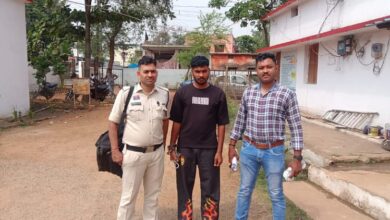 Raipur News: रायपुर में चाकू लहराकर लोगों को डराने-धमकाने वाला युवक को पुलिस ने किया गिरफ्तार