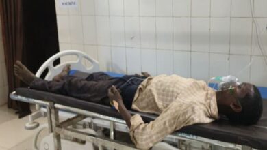 बालोद में ट्रक 11 केवी लाइन की चपेट में आया:  हाई-वोल्टेज करंट से एक की मौत, दो गंभीर, दो ने ट्रक से कूदकर बचाई जान - Balod News