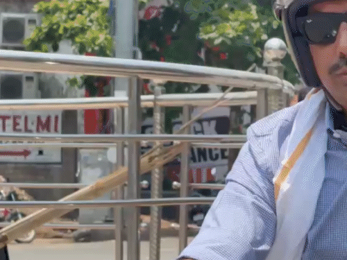 VIP काफिले पर ब्रेक...चिलचिलाती धूप में बुलेट से निकले MLA: बिना PSO कार्यक्रम में कलेक्ट्रेट पहुंचे सुशांत शुक्ला, PM की अपील का असर - Bilaspur (Chhattisgarh) News