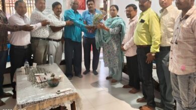 बिजली कर्मचारियों ने पुरानी पेंशन, नियमितीकरण की मांग की:  विधायक लता उइके को सौंपा ज्ञापन, रिक्त पदों पर भर्ती की भी मांग - Kondagaon News