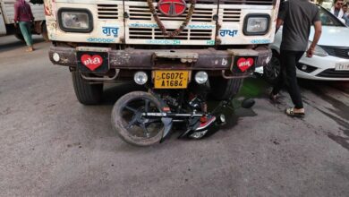 धमतरी में ट्रक ने बाइक सवार को रौंदा: छत्रपति शिवाजी चौक के पास हादसा, बाइक फंसी और व्यक्ति की मौत - Dhamtari News