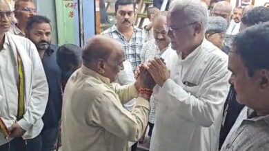 भूपेश पेंड्रा पहुंचे, सराफा व्यापारी के घरवालों से की मुलाकात:  पूर्व मुख्यमंत्री बघेल ने छत्तीसगढ़ की कानून व्यवस्था पर उठाए गंभीर सवाल - Gaurela News