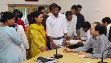 कलेक्टर जनदर्शन में ग्रामीणों ने रखीं समस्याएं: जर्जर सड़क, बिजली और आवास के तत्काल निराकरण के निर्देश, लोगों ने ट्रांसफार्मर लगाने की मांगी परमिशन - Bilaspur (Chhattisgarh) News