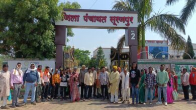 मजदूरों का दो साल से भुगतान अटका: सूरजपुर जिला पंचायत कार्यालय के सामने अनिश्चितकालीन धरना शुरू - Surajpur News