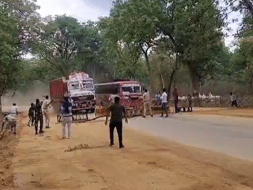 ट्रक से मासूम को कुचला, पुलिसकर्मियों को रौंदने की कोशिश,VIDEO: 2 जगह बैरिकेड्स तोड़कर भागा ड्राइवर; हाईवे पर पीछा कर पकड़ा - Khairagarh News