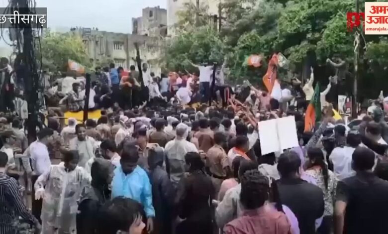 Video: रायपुर में बीजेपी-कांग्रेस में झड़प; पुलिस ने वॉटर कैनन के साथ छोड़े आंसू गैस के गोले
