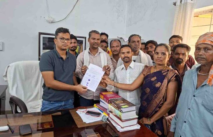 बीजापुर के उसूर लैम्प्स में खाद संकट: खरीफ सीजन में यूरिया और डीएपी की भारी कमी, जनप्रतिनिधियों, किसानों ने SDM को सौंपा ज्ञापन - Bijapur News