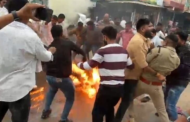 बेमेतरा में NEET मुद्दे पर कांग्रेस का प्रदर्शन: जंतर-मंतर पर छात्रों के खिलाफ कार्रवाई का विरोध, PM का पुतला फूंककर दिखाए काले झंडे - Bemetara News