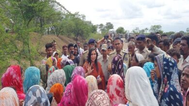 बेमेतरा में खनन विवाद की जांच:  भारी पुलिस बल के साथ प्रशासन पहुंचा गांव, ग्रामीणों ने किया विरोध, घंटों चला विवाद - Bemetara News