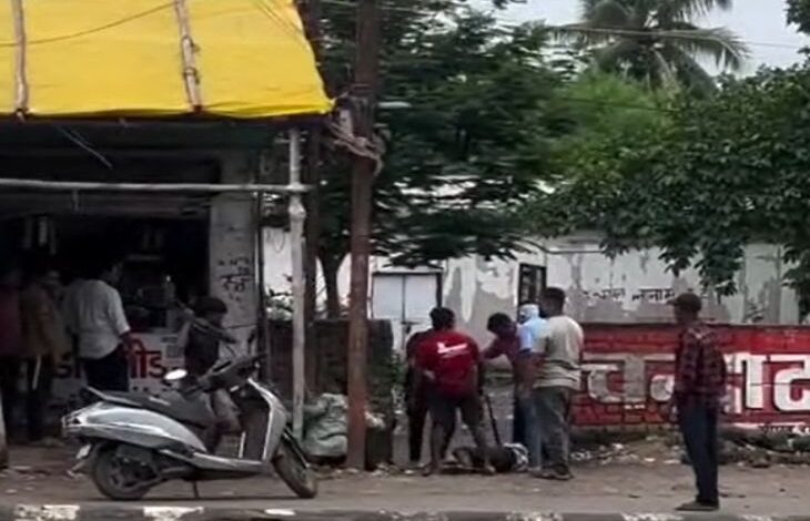 बिलासपुर में बदमाशों की गुंडागर्दी, जमकर हुई मारपीट, VIDEO: शराब दुकान के पास चलाए लात-घूंसे, वीडियो वायरल होने के बाद हरकत में आई पुलिस, 4 गिरफ्तार - Bilaspur (Chhattisgarh) News