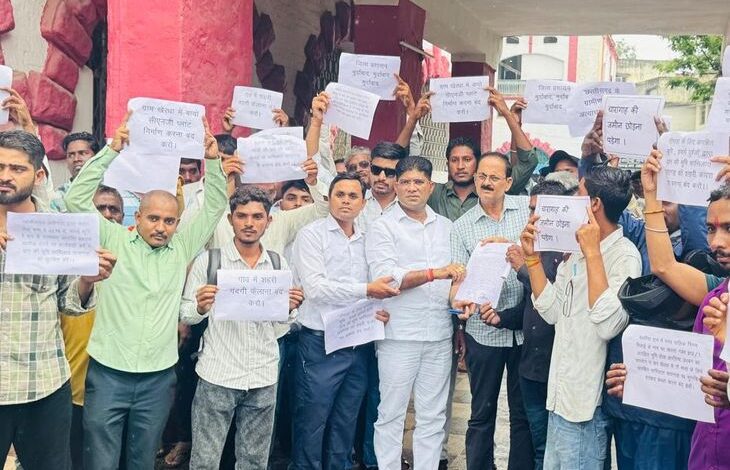 दुर्ग में चरागाह जमीन पर बायोगैस प्लांट का विरोध: सैकड़ों ग्रामीण कलेक्टर से मिलने पहुंचे, कांग्रेस बोली- निर्माण नहीं रुका तो करेंगे बड़ा आंदोलन - durg-bhilai News