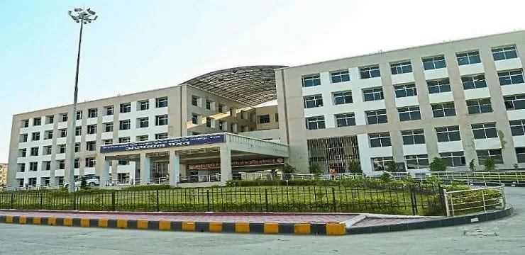 मरीजों के स्वास्थ्य से खिलवाड़: गंदे पानी का सैलाब, PWD की बड़ी लापरवाही उजागर; मेकाज में गंदगी से बुरा हाल