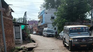 संकरी सड़क पर बेतरतीब पार्किंग आवागमन हो रहा प्रभावित, दिक्कत - kabirdham News