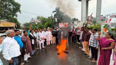 सरगुजा कांग्रेस ने किया प्रदर्शन, पीएम-सीएम का पुतला फूंका:  कांग्रेस कोषाध्यक्ष की गिरफ्तारी का विरोध, कहा- बदनाम करने जांच एजेंसियों का दुरूपयोग - Ambikapur (Surguja) News