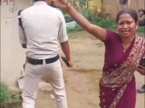 तीर-धनुष से लोगों को धमका रहा था ग्रामीण, VIDEO:  पुलिस जवानों को देख उग्र हुआ, घेराबंदी कर किया गिरफ्तार - Raigarh News