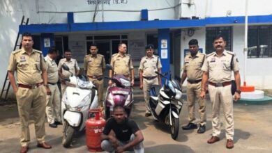 बाइक-स्कूटी और सूने मकानों में चोरी करने वाला गिरफ्तार: चोरी का सामान खंडहर में छिपाकर रखता था; रायगढ़ पुलिस ने कई वारदातों का किया खुलासा - Raigarh News