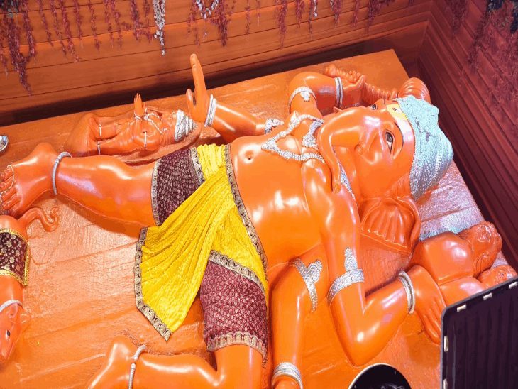 रायपुर में गणेश उत्सव: 20 फीट के लेटे गणपति से लेकर भूत-प्रेत थीम तक, अनोखी मूर्तियों और पंडालों की दीदार
