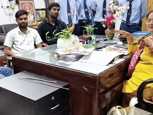 बलौदाबाजार में शिक्षक पर छात्राओं से गाली-गलौज और मारपीट का आरोप, प्रिंसिपल ने छात्र को थप्पड़ मारा; मीडियाकर्मियों ने किया धरना