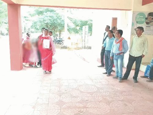 सक्ती के सरकारी स्कूल में 5वीं की छात्रा ने टीचर पर लगाया बैड टच का आरोप, कलेक्टर और DEO से लिखित शिकायत