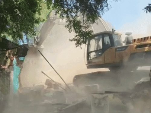 गेवरा खदान प्रोजेक्ट के लिए हरदीबाजार में अस्पताल समेत सरकारी भवन ढहे, ग्रामीणों ने SECL दफ्तर पर किया तालाबंदी