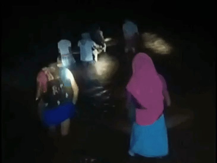 रायगढ़ में सड़क नहीं, ग्रामीणों ने गर्भवती महिला को खाट पर उठाकर पहुंचाया अस्पताल, मां-बच्चा सुरक्षित