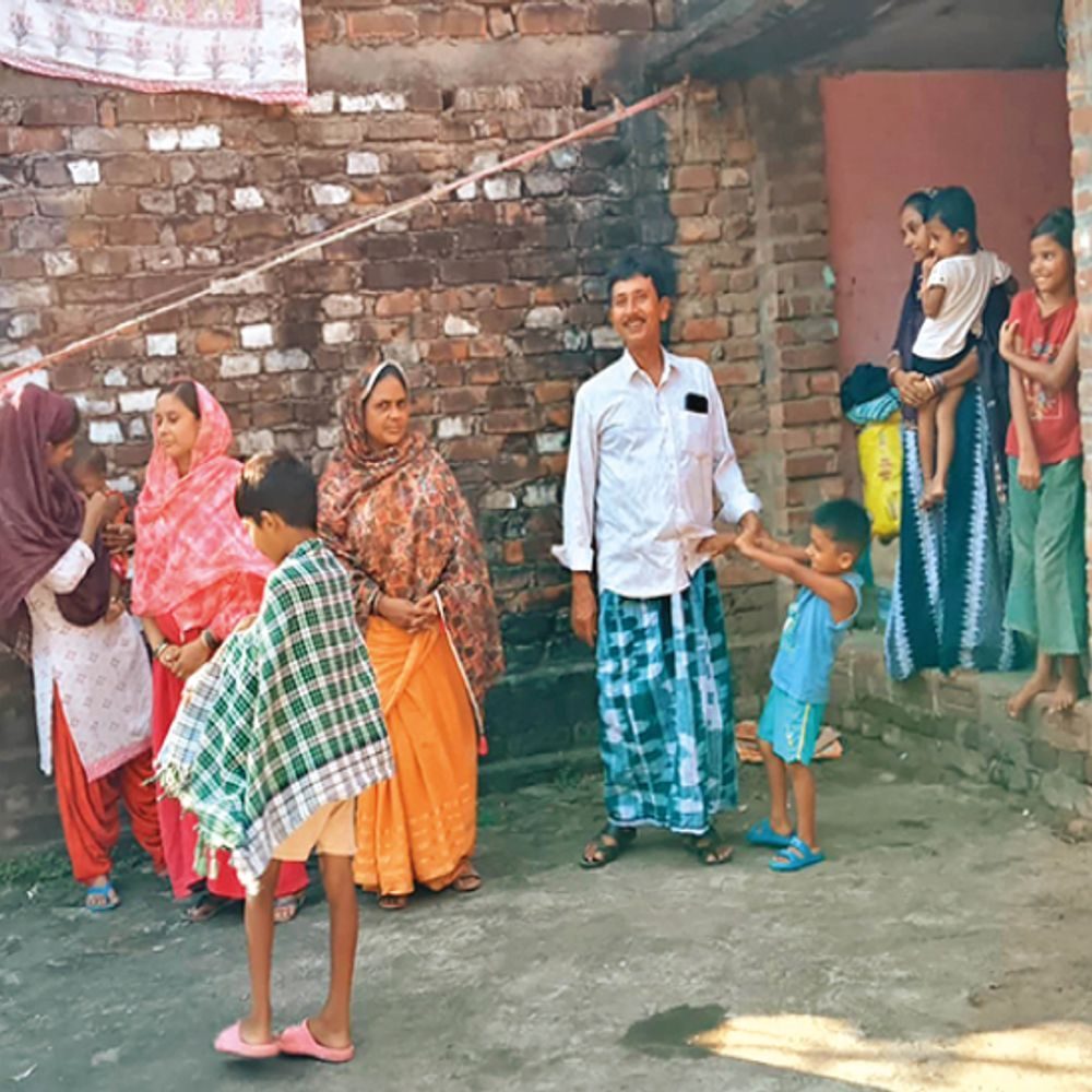 बाल के बदले बर्तन फेरीवालों पर कार्रवाई: 23 हिरासत में, 19 भारतीय नागरिक मिले, 4 अब भी डिटेंशन सेंटर में