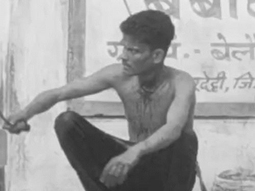 हंसिया से खुद का गला काटकर बैठा रहा युवक, VIDEO:हाथ-पैर भी काटे, सैलून से सेविंग कराकर निकला था; पुलिस बोली- मेंटली डिस्टर्ब