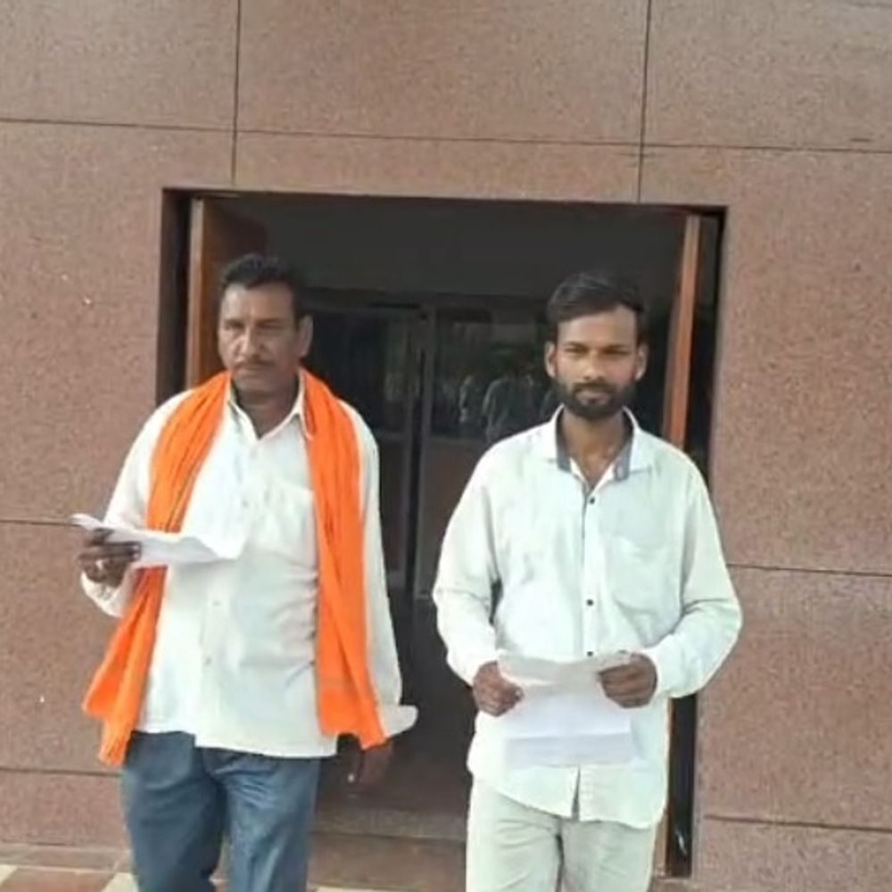 आवास योजना में नाम जोड़ने के नाम पर 12 हजार रुपए लेने का आरोप, सरपंच-उपसरपंच के खिलाफ कलेक्टर से शिकायत