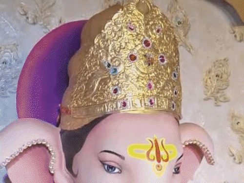 रायपुर के गोलबाजार में गणपति का 1 करोड़ से अधिक कीमत के स्वर्ण मुकुट से श्रृंगार, 117 साल पुरानी परंपरा