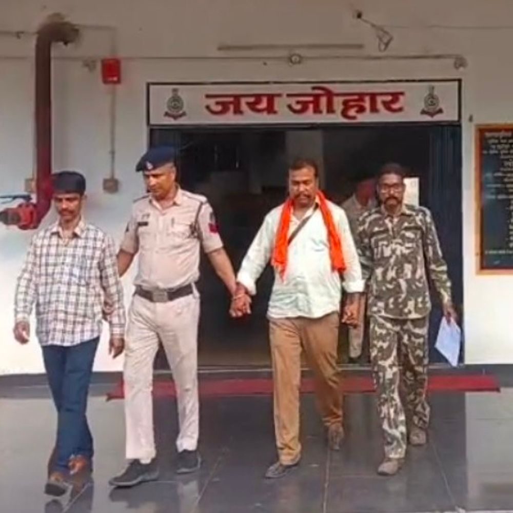 हाईवा ड्राइवर पर पिस्टल से हवाई फायर और मोबाइल लूट मामले में जशपुर प्रशासन का एक्शन, बीआरसीसी की संविदा सेवा खत्म, सहायक कार्यक्रम समन्वयक निलंबित