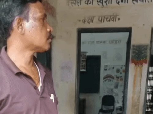 शराब के नशे में स्कूल पहुंचे हेडमास्टर, वीडियो वायरल; DEO ने किया सस्पेंड