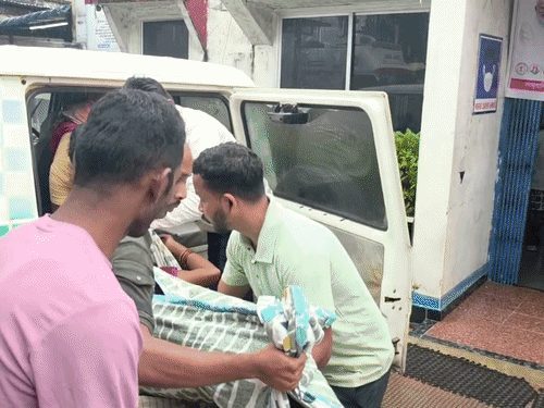 केशकाल में खराब सड़क के बीच गोद में उठाकर पहुंचाई गई गर्भवती महिला, अस्पताल पहुंचने के 10 मिनट बाद हुआ सुरक्षित प्रसव