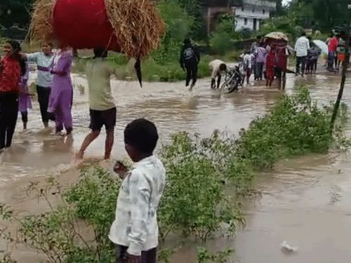 गंगरेल बांध के 14 गेट खुले, अमेठी गांव फिर पानी से घिरा; 25 लोग सुरक्षित स्थान पर भेजे गए