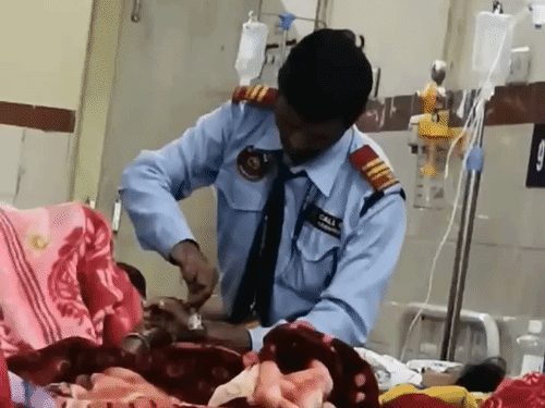 रायपुर के मातृ-शिशु अस्पताल में सुरक्षा गार्ड गर्भवती महिलाओं को लगाता दिखा ड्रिप, वीडियो वायरल