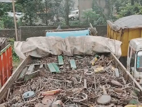 रायगढ़ में अवैध कबाड़ परिवहन पर पुलिस की बड़ी कार्रवाई, 1.21 करोड़ रुपए की संपत्ति जब्त