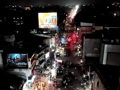रायपुर में गणेश विसर्जन झांकी: शारदा चौक से महादेवघाट तक रातभर उमड़ी भीड़, एमजी रोड पर छज्जा गिरा