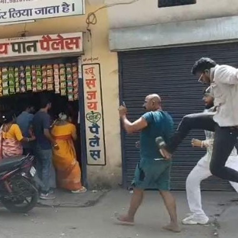दीपका चौक में किन्नरों और पिता-पुत्र के बीच दिनदहाड़े मारपीट, वीडियो वायरल